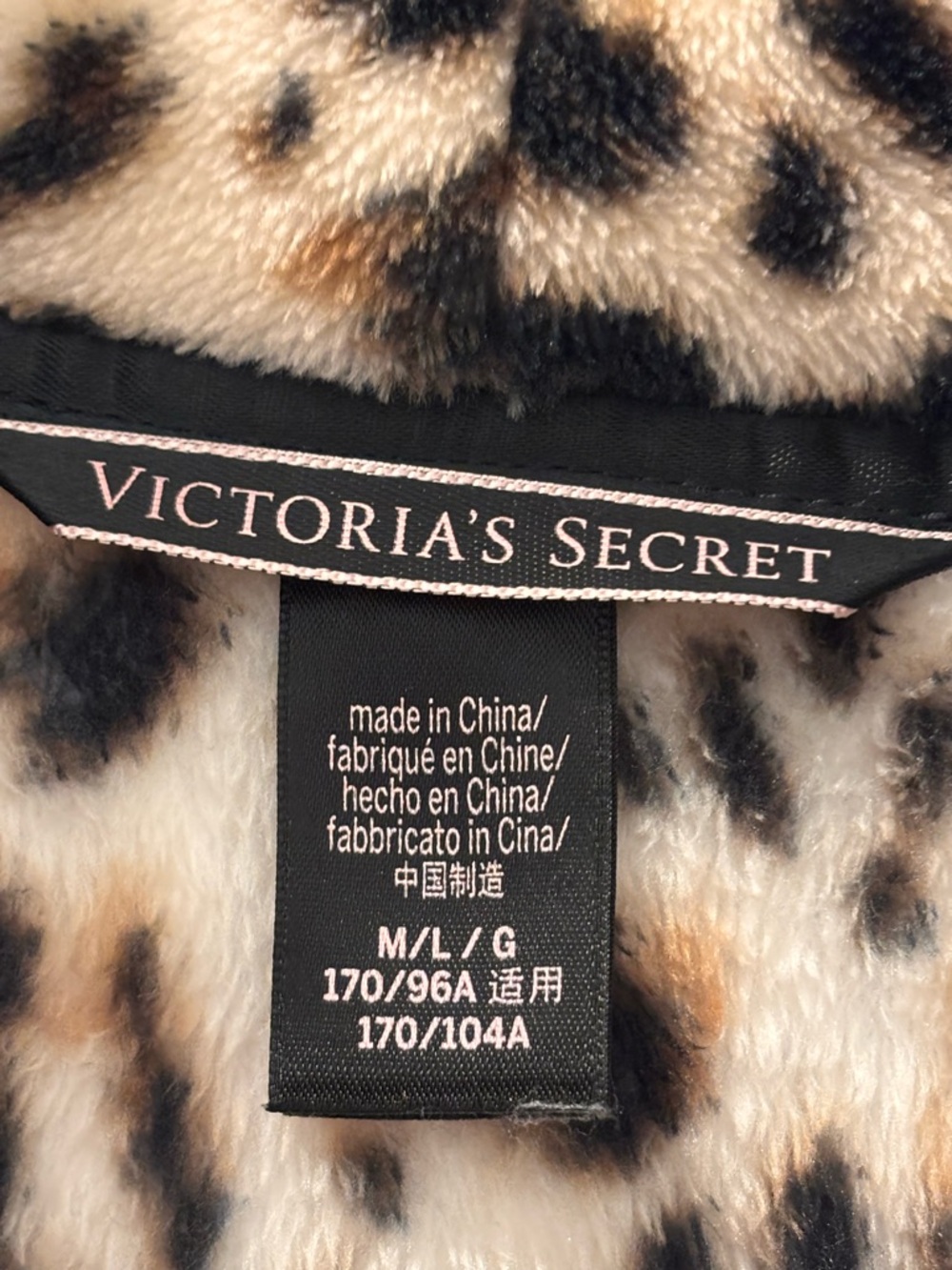 Victoria's Secret Leopard Print Plush Robe - Tan,‎ Black & Brown - Picture 2 of 4